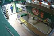 影/竹南菜市場廁所爆偷拍！監視器拍到「藍衣男」匆忙落跑