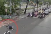 影/土城警處理完車禍騎車遭轎車撞飛　肢體擦傷送醫