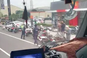 台南新市嚴重車禍！麥當勞前阿提斯刷倒一排機車