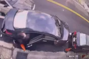 驚悚瞬間曝！桃園20歲駕駛突衝來　女車輛取物慘遭撞噴飛