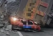 影/限載15噸違規載77噸　陸砂石車翻覆壓毀轎車「女師慘喪命」