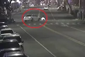 影/高雄轎車左轉「猛撞婦人」　駕駛辯：A柱視線死角