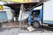 影/驚險！新竹小貨車遭推撞衝進小吃店　2婦嚇壞急逃
