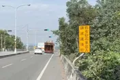 影/內輪差險釀禍！女騎士遭砂石車擦撞　連滾帶爬逃生