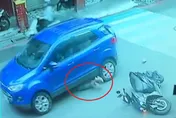 影/搶命瞬間！基隆48歲騎士「捲車底」　路人衝前抬車救人