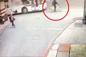 影/中和單車男不爽被叭攔公車　上車嗆司機乘客全傻眼