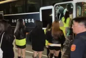 影/警破獲職業賭場逮62人　20多名正妹荷官排排站