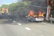 國1北上楠梓段火燒車！駕駛停路肩急報案　無人傷亡