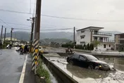 影/猛烈相撞！宜蘭計程車卡水溝、小客車墜田　驚悚畫面曝光