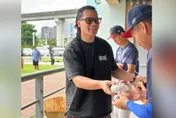 黑豹旗/張育成16強賽現身　送麥當勞鼓舞興大附農學弟