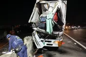 影/國道1號大貨車深夜突猛撞護欄　副駕當場拋飛身亡