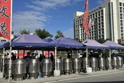 影/颱風假失準！烤雞業者願賭服輸　台東「放生」百隻烤雞