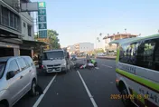 霧峰騎士自撞路邊大貨車　當場失去生命跡象、送醫搶救中