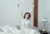 低溫來襲引發心血管風險！國健署籲：起床「慢熱起穿行」
