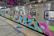 影/七堵區間車遭塗鴉客亂畫　台鐵怒：抓到嫌犯立刻求償