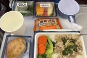 帶豬肉飛機餐返台挨罰20萬　婦人遭扣股票才繳清
