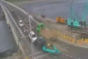 影/花蓮大橋拖板車載13.4噸怪手過彎拋飛　差1秒撞到對向車