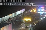 碰！國1多車慘烈撞擊翻覆「車身快全爛」直擊