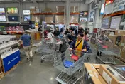 影/直擊！好市多內湖店黑5首日200人搶排　iPhone一開門就搶光