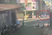 影/保齡球式撞擊！高雄75歲翁暴衝　鏟飛5機車畫面曝