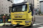 影/新北中和砂石車擦撞單車　女騎士卡車底全身骨折