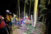 男子登苗栗加里山腳踝脫臼　消防員接力8小時漏夜搬下山