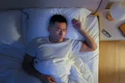 年輕人也失眠！醫曝「慢性睡不飽」風險　恐釀慢性病、失智