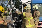 台南善化嚴重車禍　2人夾困車內送醫搶救