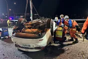 嚴重車禍！苗栗銅鑼交流道轎車翻車　1男受困、無生命跡象