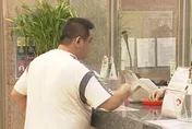 普發1萬領現爆塞車！郵局系統異常　民眾苦等大排長龍