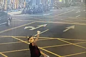 影/疑欠800萬裝潢費！北市知名連鎖酒店遭撒冥紙丟雞蛋