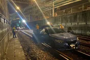 影/BMW當成火車開！基隆毒蟲衝鐵軌瞬間曝　竟是通緝犯