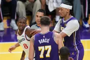 NBA/東契奇爆砍43分助湖人贏球　隊友替他出頭爆肢體衝突