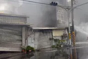 影/台南鐵皮倉庫火警！2民宅慘遭火舌延燒