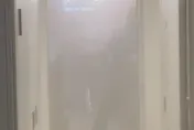 影/又是乘客鬧事！男持滅火器自強號車廂亂噴　旅客當場壓制