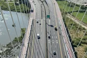 新北大橋機車彎道改善工程完成！打造以人為本降低通勤風險