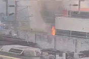 獨/竹南車站驚見大火！「烈焰繞屋」驚悚畫面曝光