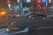 影/北市機車追撞噴火星冒煙　2騎士噴飛僅輕傷