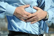不菸不酒無家族史「48歲男腹脹血便」　醫驚：腫瘤佔據大腸2/3