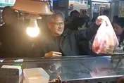影/現身通化夜市水果攤！老闆娘熱情招呼　黃仁勳盛讚：這間是最好的