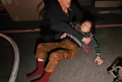 影/基隆民宅大火！9旬嬤情緒激動想衝回火場　家屬急勸阻
