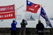 海鯤艦第5次浮航海測　軍事迷揮國旗「海軍加油」目送出海