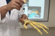 手腕韌帶撕裂無法扭開水瓶　醫：PRP合併手術有效修復