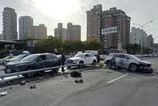 影/北市翁駕車衝分隔島撞斷路燈　對向3車遭波及