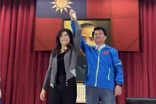 派誰出征？　鄭麗文高舉謝龍介手：讓國民黨當台南市長