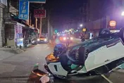 台中酒駕自撞！整車四腳朝天翻覆　女駕駛爬出車外狂吐