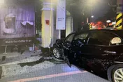 影/台南小客車驚悚碰撞「車頭慘變形」！　店家也遭波及