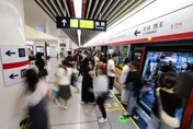 陸女擠地鐵不適蹲著…遭摔倒乘客「壓中骨折」求償判決曝