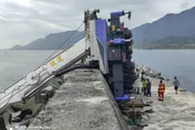 影/直擊！台東成功漁港「吊車倒插堤防」燃燒　1死1重傷