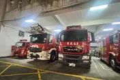 高雄岡山公寓爆炸火警　屋主抱狗逃命、阿公嗆傷